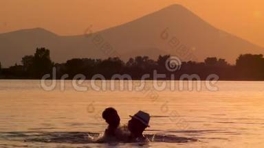暑假。 快乐的父亲在日落的背景下和儿子在海上玩耍。 儿<strong>童心</strong>理学：康复后